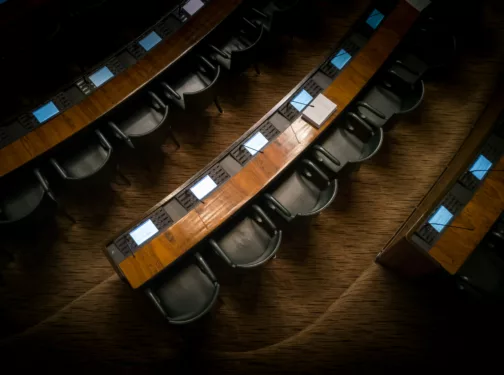 Cadeiras de um congresso na Finlândia, representando post sobre capacidades estatais. Foto: Joakim Honkasalo/Unsplash.