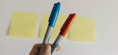 Canetas e post-its, em foto que ilustram o ciclo de políticas públicas. Reprodução: Kelly Sikkema/Unsplash.