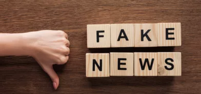 Polegar para baixo, com escrito “fake news”. Post sobre desinformação. Foto: LightFieldStudios/Envato.