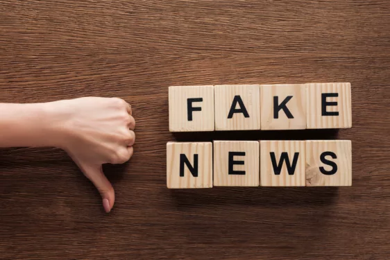 Polegar para baixo, com escrito “fake news”. Post sobre desinformação. Foto: LightFieldStudios/Envato.