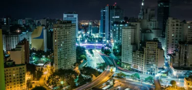 Terminal Bandeira, em São Paulo, ilustrando post sobre infraestrutura urbana. Foto: Unsplash/Vanessa Bumbeers.