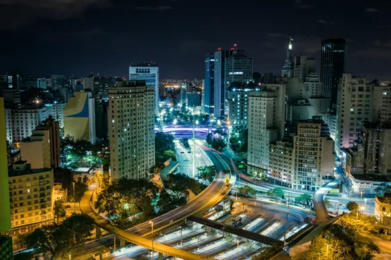 Terminal Bandeira, em São Paulo, ilustrando post sobre infraestrutura urbana. Foto: Unsplash/Vanessa Bumbeers.