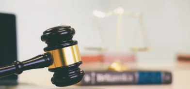 Símbolos da lei e da justiça, ilustrando post sobre litigiosidade. Reprodução: ijeab/Envato.