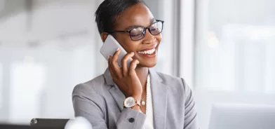 Mulher conversando ao telefone, em foto que ilustra post sobre marketing político. Reprodução: Rido81/Envato.