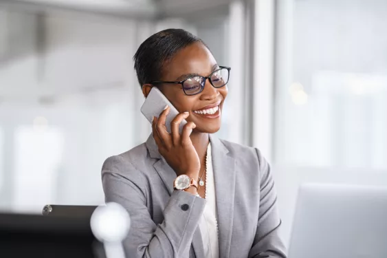 Mulher conversando ao telefone, em foto que ilustra post sobre marketing político. Reprodução: Rido81/Envato.