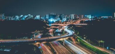 Cingapura, em foto que ilustra post sobre requalificação urbana. Reprodução: shawnanggg/Unsplash.