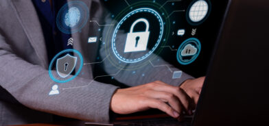 Homem mexendo no computador. Símbolo de segurança. Foto que ilustra post sobre LGPD. Reprodução: AndersonPiza/Envato.