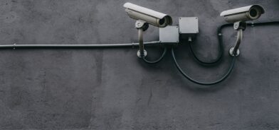 Câmeras de segurança ilustrando post sobre segurança pública municipal. Foto: Scott Webb/Unsplash