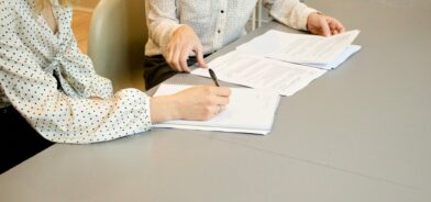 Mulheres assinando documentos, em foto que ilustra post sobre atos normativos. Foto: Gabrielle Henderson/Unsplash.