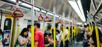 Pessoas dentro do metrô, em foto que ilustra post sobre mobilidade urbana. Reprodução: wikornr/Envato.