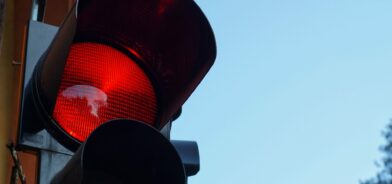 Sinal vermelho, em foto que ilustra post sobre políticas públicas regulatórias. Foto: Marco Biondi (@marco_biotico)/Unsplash.