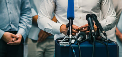 Coletiva de imprensa, em foto que ilustra post sobre relacionamento com a imprensa. Reprodução: microgen/Envato.