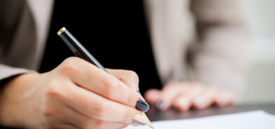 Contrato sendo assinado, em foto que ilustra post sobre automação de contratos. Foto: maksymiv/Envato.