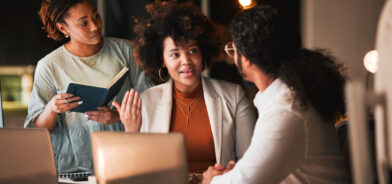 Pessoas tendo uma conversa em ambiente de trabalho, em foto que ilustra post sobre o princípio da razoabilidade na gestão pública. Foto: YuriArcursPeopleimages/Envato.