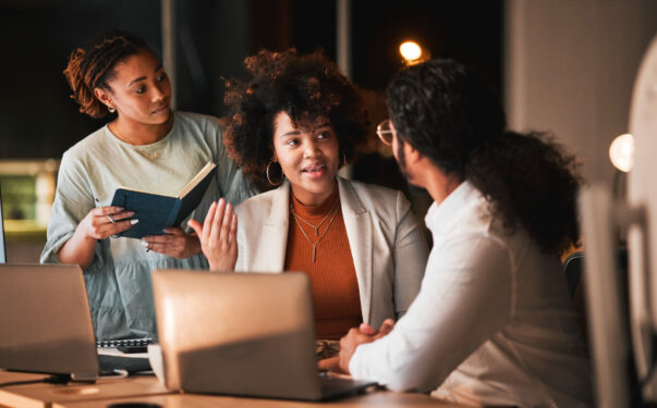 Pessoas tendo uma conversa em ambiente de trabalho, em foto que ilustra post sobre o princípio da razoabilidade na gestão pública. Foto: YuriArcursPeopleimages/Envato.