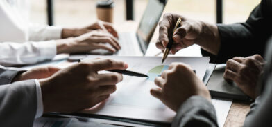 Grupo de pessoas em uma reunião, focados em analisar e discutir dados. Foto que ilustra post sobre órgãos colegiados. Foto: nateemee/Envato.