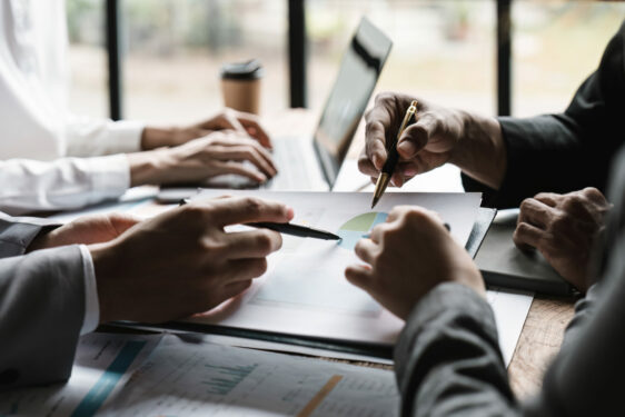 Grupo de pessoas em uma reunião, focados em analisar e discutir dados. Foto que ilustra post sobre órgãos colegiados. Foto: nateemee/Envato.