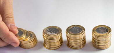 Moedas brasileiras, em foto que ilustra post sobre princípio da anterioridade. Reprodução: wirestock/Envato.