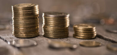 Moedas, em foto que ilustra post sobre princípio da capacidade. Reprodução: LightFieldStudios/Envato.