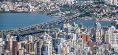 Florianópolis, que ficou em primeiro lugar no ranking das cidades conectadas do Brasil do relatório da Connected Smart Cities 2024. Reprodução: diegograndi/Envato.