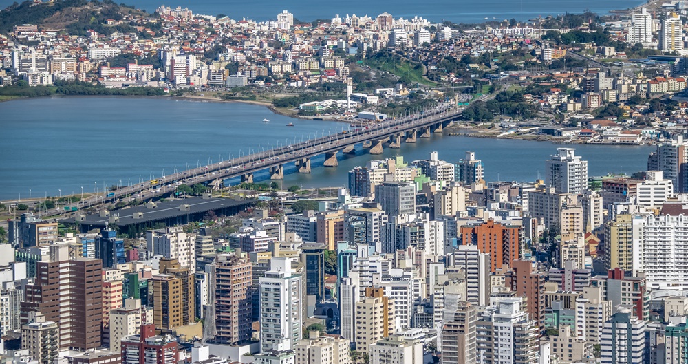 Florianópolis, que ficou em primeiro lugar no ranking das cidades conectadas do Brasil do relatório da Connected Smart Cities 2024. Reprodução: diegograndi/Envato.