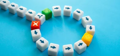 Cubos brancos dispostos em formato de semicírculo sobre um fundo azul. O conjunto simboliza um fluxo que envolve diferentes etapas, com caminhos que podem levar a um objetivo final ou a um erro, dependendo das decisões ou direções tomadas. Imagem que ilustra post sobre ética na administração pública. Reprodução: iLixe48/Envato.
