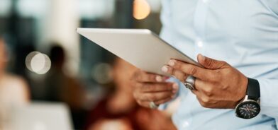 Pessoa trabalhando com uso de tablet, em foto que ilustra post sobre 8 ferramentas de gestão de projetos essenciais. Reprodução: YuriArcursPeopleimages