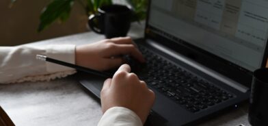 Pessoa trabalhando em computador, em foto que ilustra post sobre retrabalho. Reprodução: verba0711/Envato.