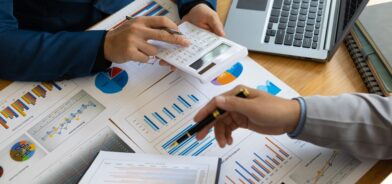 Análise de dados no setor público. Reprodução: wasant1/Envato.