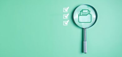 Lupa e documentos digitais. Foto que ilustra post sobre automação de documentos. Reprodução: 1footage/Envato.