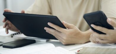 Pessoas usando smartphones e tablets digitais, em foto que ilustra post sobre automatização de contratos. Reprodução: ijeab/Envato.