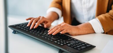 Pessoa trabalhando em computador, em foto que ilustra post sobre ERP para prefeitura. Reprodução: nd3000/Envato.