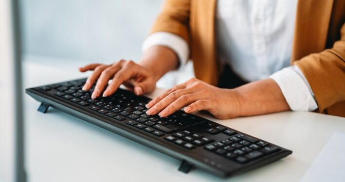 Pessoa trabalhando em computador, em foto que ilustra post sobre ERP para prefeitura. Reprodução: nd3000/Envato.