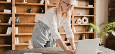 Mulher trabalhando em seu computador, em foto que ilustra post sobre gestão de contratos. Reprodução: insidecreativehouse/Envato.