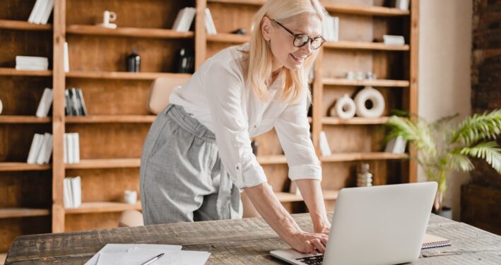 Mulher trabalhando em seu computador, em foto que ilustra post sobre gestão de contratos. Reprodução: insidecreativehouse/Envato.