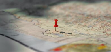 Pin em um mapa, em foto que ilustra post sobre marketing territorial. Reprodução: werayutht/Envato.