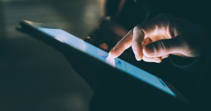 Pessoa usando tablet, em foto que ilustra post sobre prefeitura digital. Reprodução: peus80/Envato.