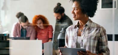 Alt: Pessoas em ambiente de trabalho. Foto que ilustra post sobre sistema de workflow. Reprodução: nd3000/Envato.