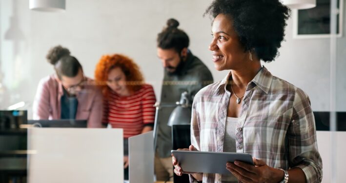 Alt: Pessoas em ambiente de trabalho. Foto que ilustra post sobre sistema de workflow. Reprodução: nd3000/Envato.