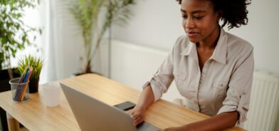 Mulher trabalhando em seu computador. Foto que ilustra post sobre sistema para gestão pública. Reprodução: nebojsa_ki/Envato.