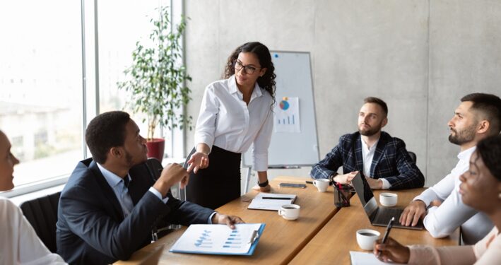 Pessoas em reunião de trabalho. Foto que ilustra post sobre transição de governo. Reprodução: Prostock-studio/Envato.