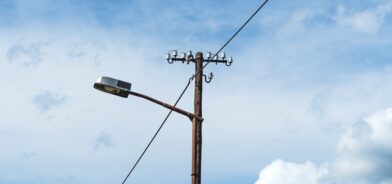 Poste de luz, em foto que ilustra post sobre contribuição CIP/Cosip. Reprodução: stevanovicigor/Envato.
