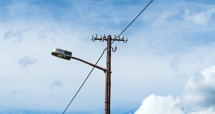 Poste de luz, em foto que ilustra post sobre contribuição CIP/Cosip. Reprodução: stevanovicigor/Envato.