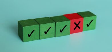 Cubos de madeira com ícone certo e errado, ilustrando post sobre código de conduta na administração pública. Reprodução: mohdizzuanbinroslan/Envato.