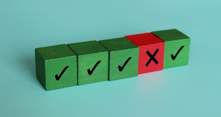 Cubos de madeira com ícone certo e errado, ilustrando post sobre código de conduta na administração pública. Reprodução: mohdizzuanbinroslan/Envato.