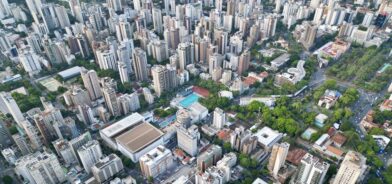Belo Horizonte vista de cima, em foto que ilustra post sobre código de posturas. Reprodução: wirestock/Envato.