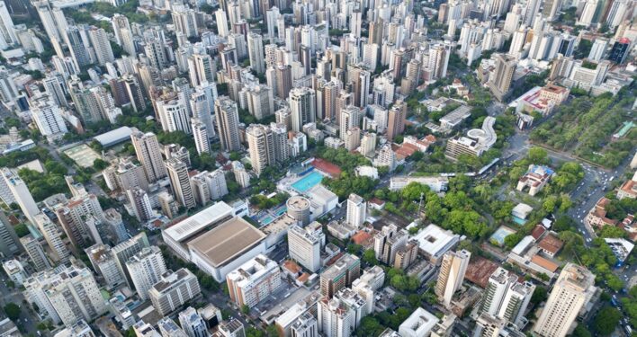 Belo Horizonte vista de cima, em foto que ilustra post sobre código de posturas. Reprodução: wirestock/Envato.