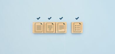 Uma ilustração minimalista que apresenta blocos de madeira com ícones de documentos e checkmarks, ilustrando post sobre compliance contratual. Reprodução: 1footage/Envato.