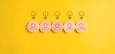 Ícones de pessoas em blocos de madeira, em foto que ilustra post sobre como montar uma equipe de sucesso na gestão pública. Reprodução: 1footage/Envato.