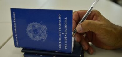 Carteira de trabalho, em foto que ilustra post sobre geração de empregos. Reprodução: Foto: Agência Brasil